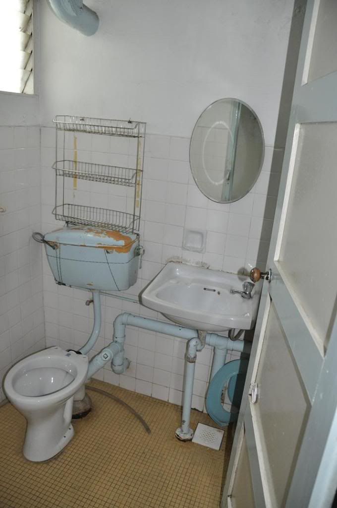 before05MasterToilet.jpg