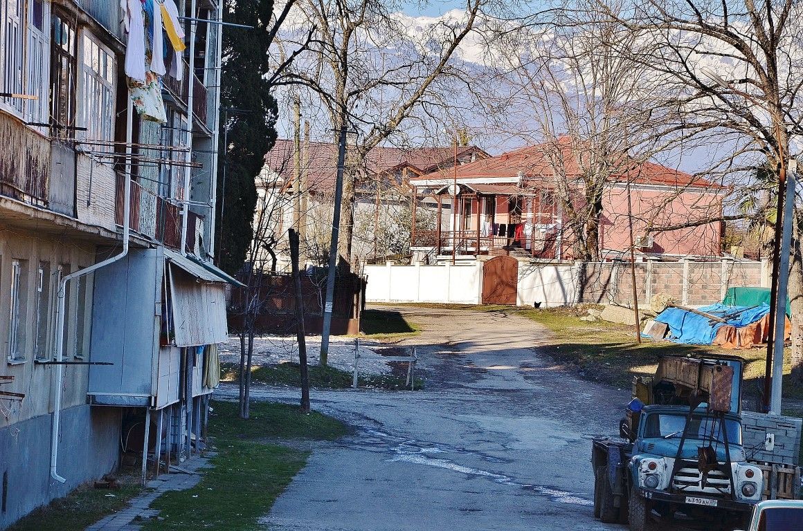 Гудаута: поселок заброшенных санаториев, злобных псов и скучающих российских солдат 