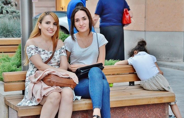Бесконечное обаяние армянских девушек на улицах Еревана 