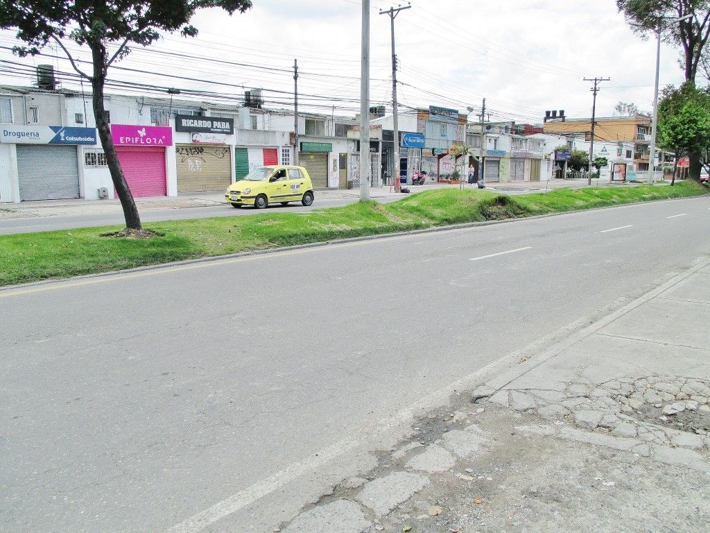  Почему жители Боготы живут за заборами с колючей проволокой и платят по $200 за 