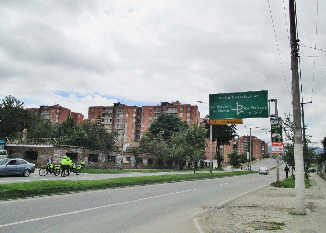  Почему жители Боготы живут за заборами с колючей проволокой и платят по $200 за 