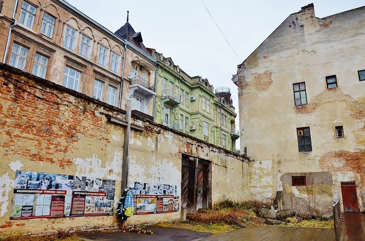 Экскурсия в следственный изолятор Львова, имеющий чертовски мрачную историю (Украина) 