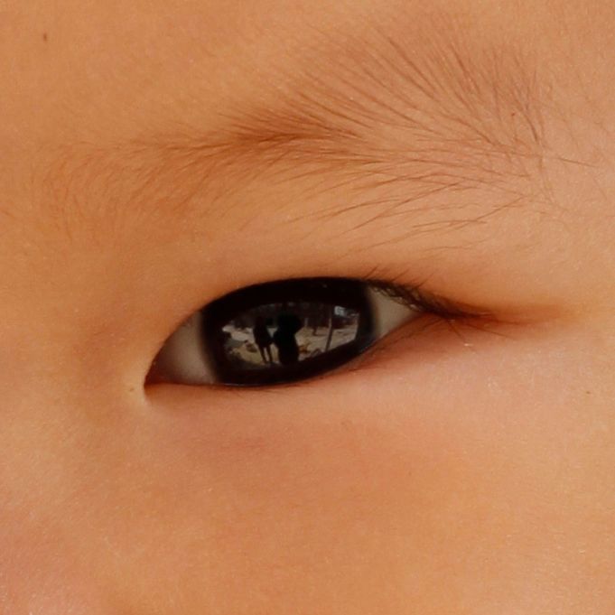 可以看到婴儿的瞳孔中有拍摄者的映像 再看一张