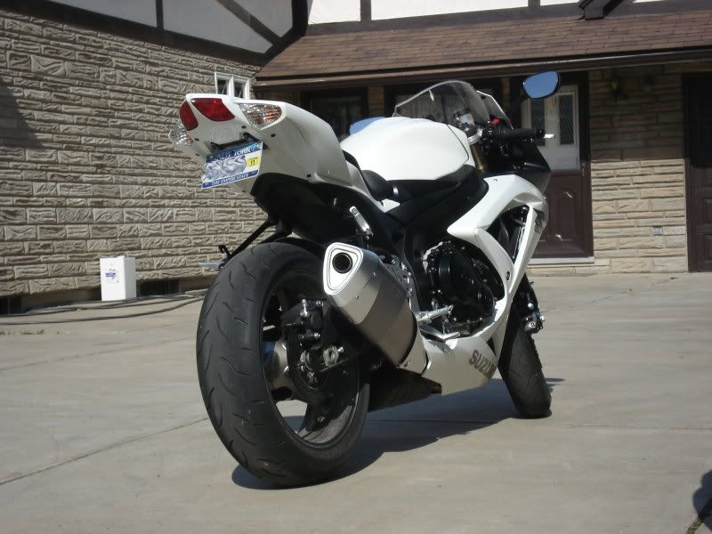 http://i746.photobucket.com/albums/xx110/WhiteDeion/gixxer600.jpg