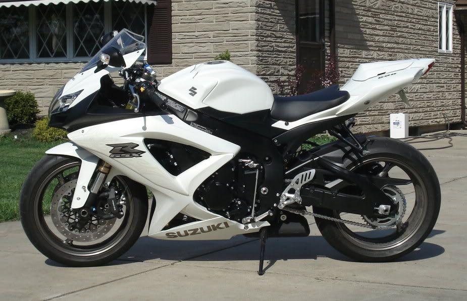 http://i746.photobucket.com/albums/xx110/WhiteDeion/gixxer603.jpg