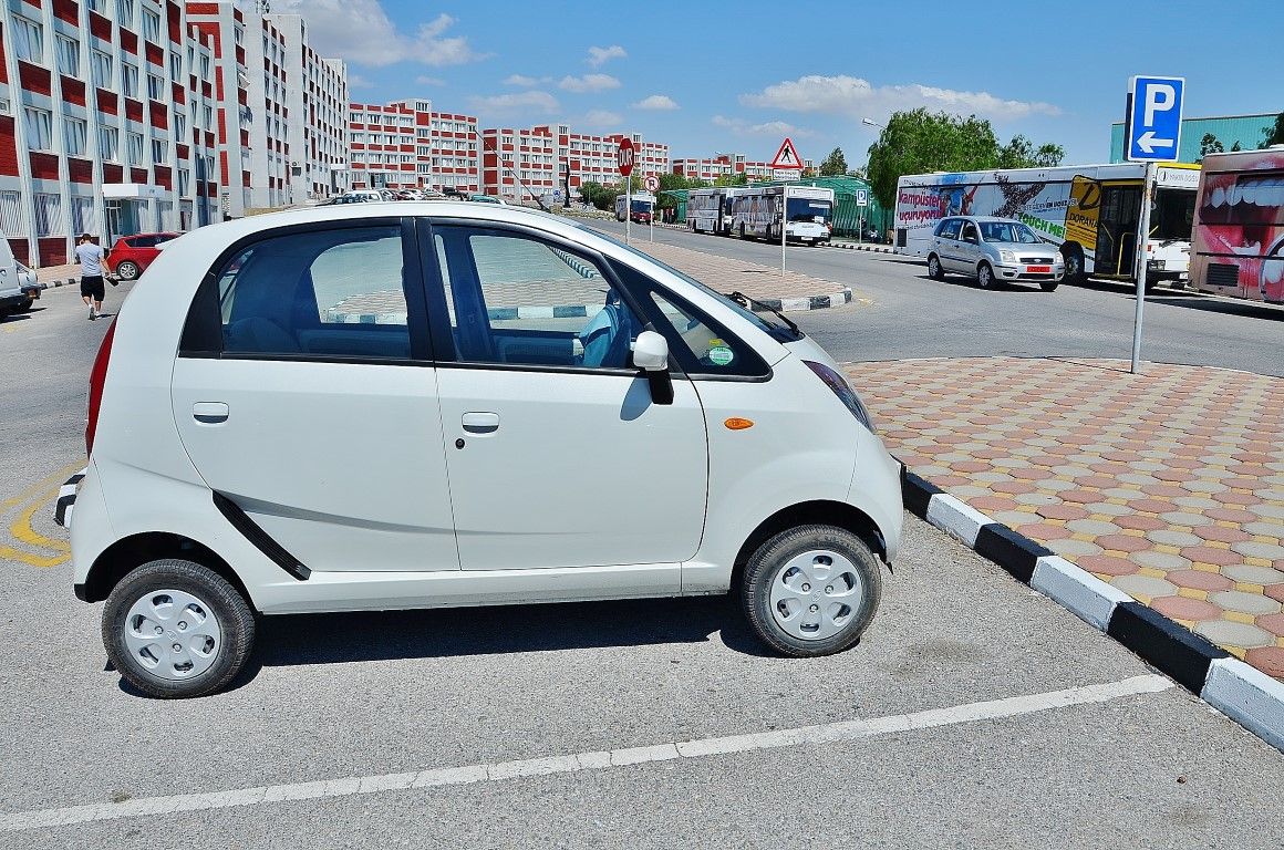 Самый дешевый транспорт. Tata Nano. Самая дешевая машина. Самая дешевая машина в мире. Самый дешевый автомобиль в мире.