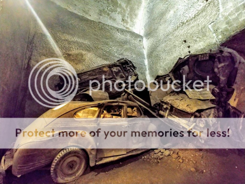 В катакомбах под Неаполем обнаружили сотни старинных автомобилей (Италия)